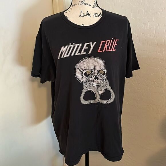 Motley Crue Band Music Black Skull Handcuffs Graphic Shirt - Picture 1 of 8